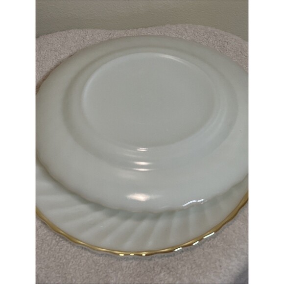 Vintage Anchor Hocking Golden Shell 10" Dinner Plate Milk Glass w/Gold Trim - Picture 6 of 8